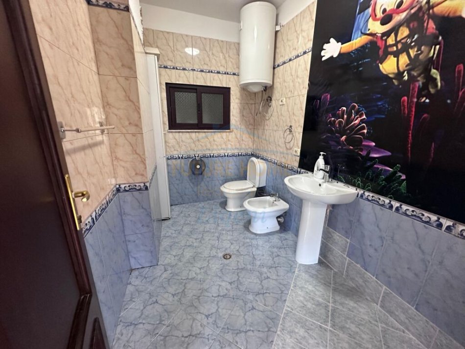 Tirane, jepet me qera apartament 2+1+Ballkon Kati 7, 125 m² 1.000 € (Blloku)