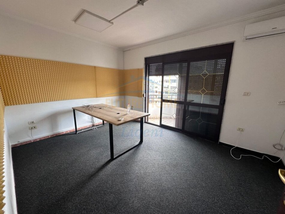 Tirane, jepet me qera apartament 2+1+Ballkon Kati 7, 125 m² 1.000 € (Blloku)