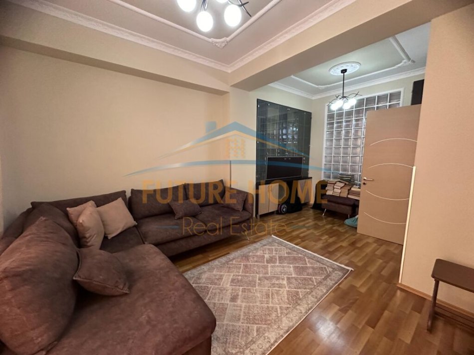 Tirane, jepet me qera apartament 2+1+Ballkon Kati 2, 102 m² 600 € (4 Deshmoret)