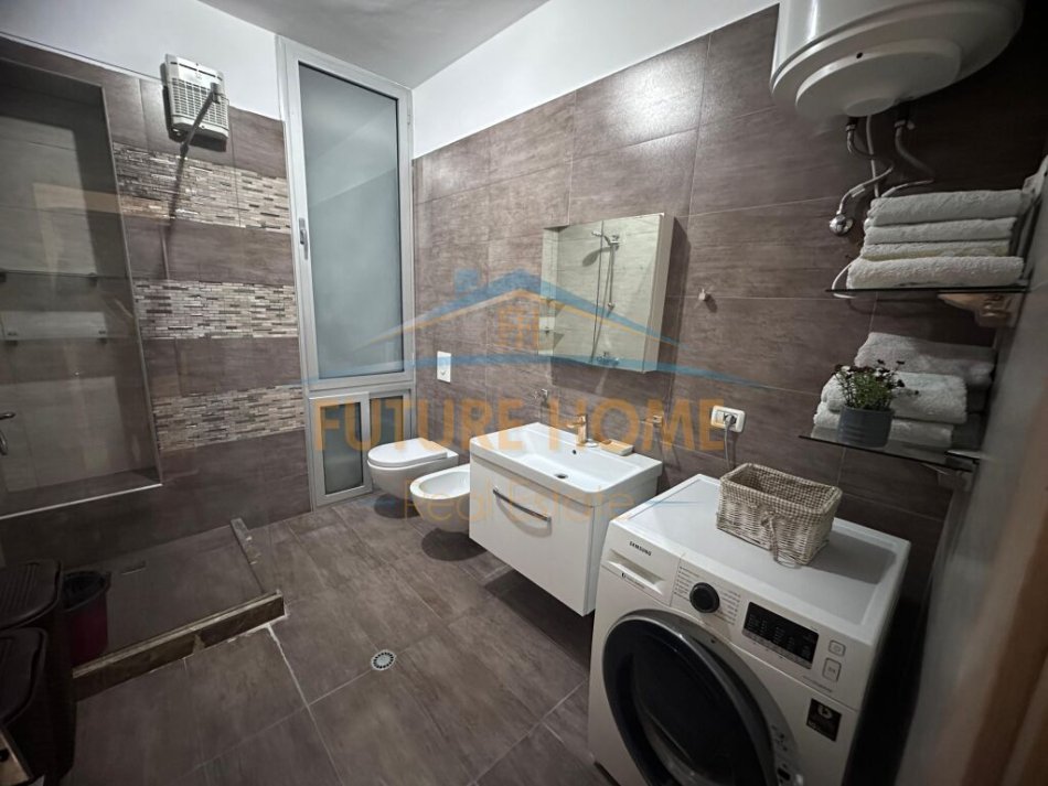 Tirane, jepet me qera apartament 2+1+Ballkon Kati 2, 102 m² 600 € (4 Deshmoret)