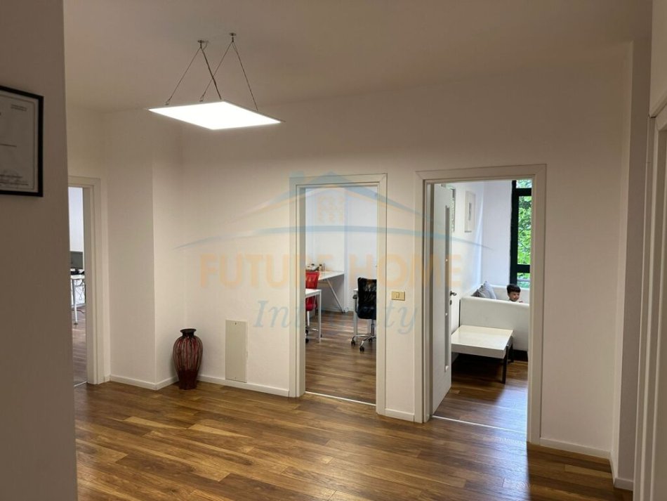 Tirane, jepet me qera Kati 3, 136 m² 1.500 € (prane RTSH)