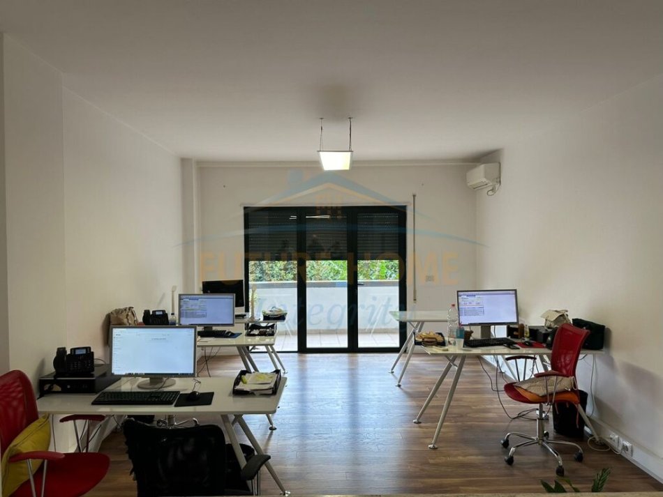 Tirane, jepet me qera Kati 3, 136 m² 1.500 € (prane RTSH)