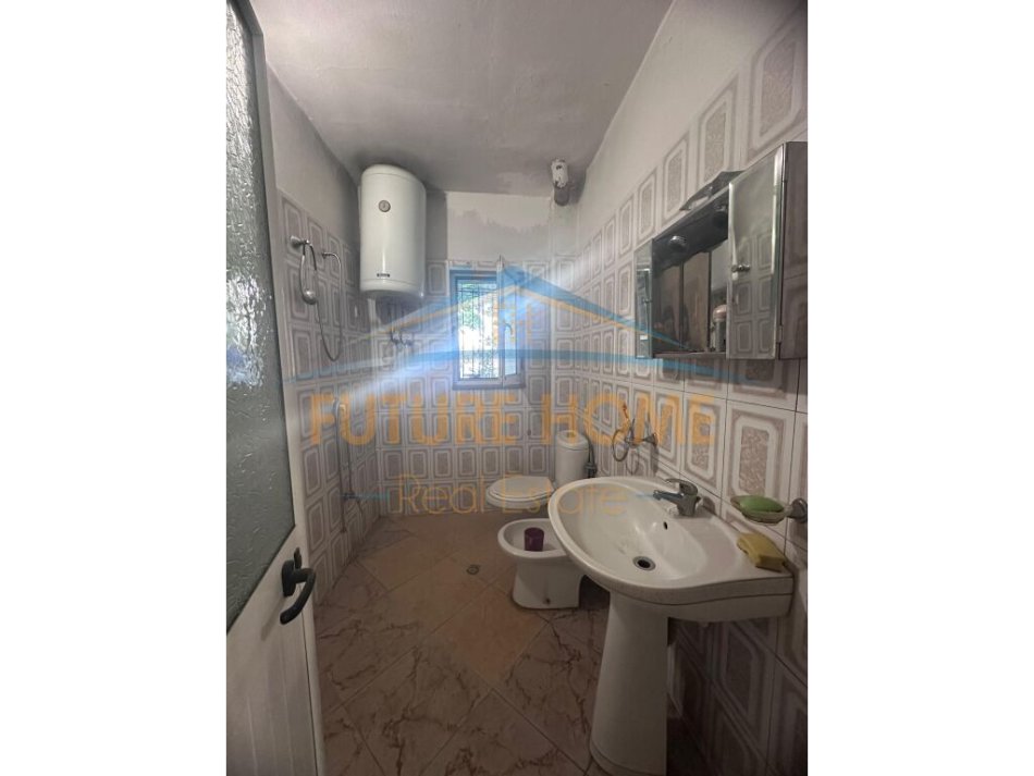Tirane, jepet me qera ambjent biznesi Kati 0, 80 m² 400 € (ALI DEM)