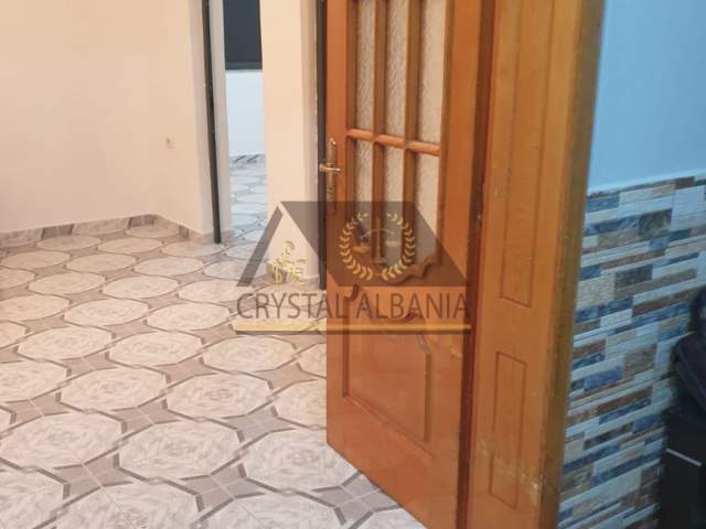 Tirane, jepet me qera apartament 2+1 Kati 1, 300 Euro