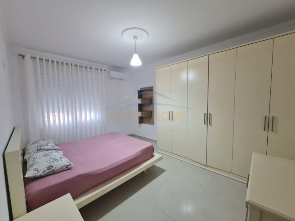 Tirane, jepet me qera apartament 2+1+Ballkon Kati 2, 127 m² 800 € (Xhamia, Kopshti Botanik)