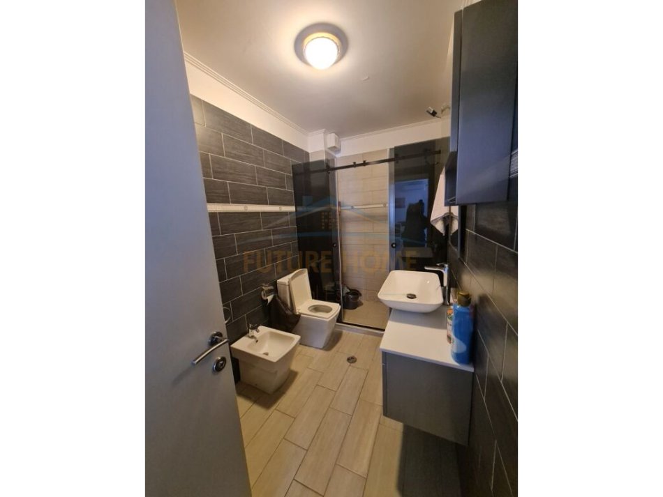 Tirane, jepet me qera apartament 2+1 Kati 2, 127 m² 800 € (KOPSHTI BOTANIK)
