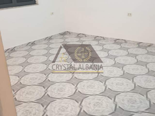 Tirane, jepet me qera apartament 2+1 Kati 1, 300 Euro