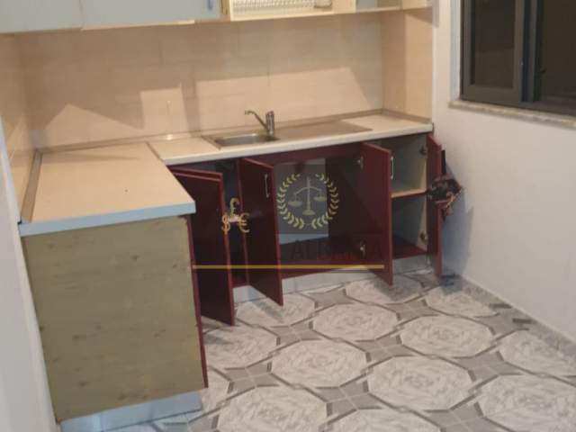 Tirane, jepet me qera apartament 2+1 Kati 1, 300 Euro