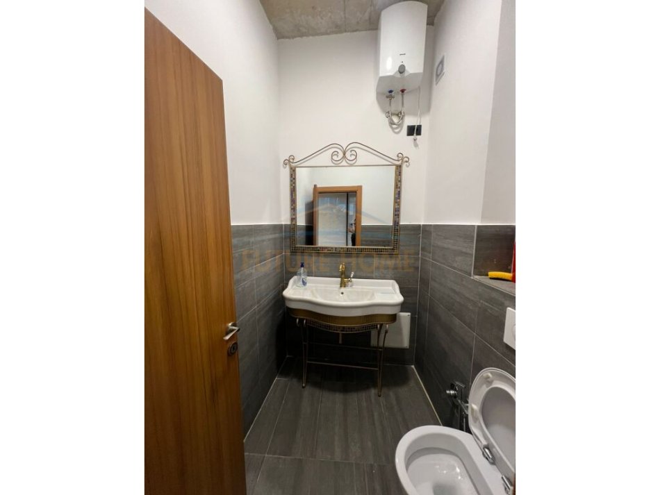 Tirane, jepet me qera zyre Kati 1, 50 m² 800 € (Rruga e Dibres)