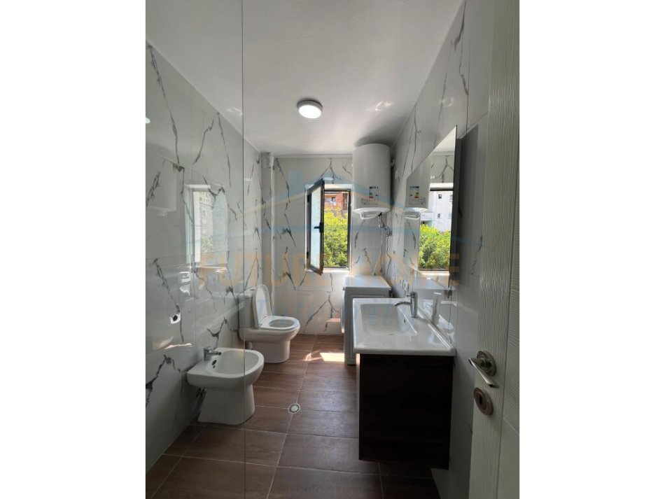Tirane, jepet me qera apartament 1+1 Kati 3, 53 m² 400 € (FERIT XHAJKO)