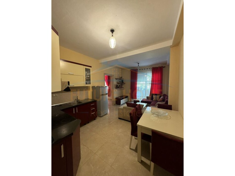 Tirane, jepet me qera apartament 2+1 , 100 m² 420 € (FRESKU)