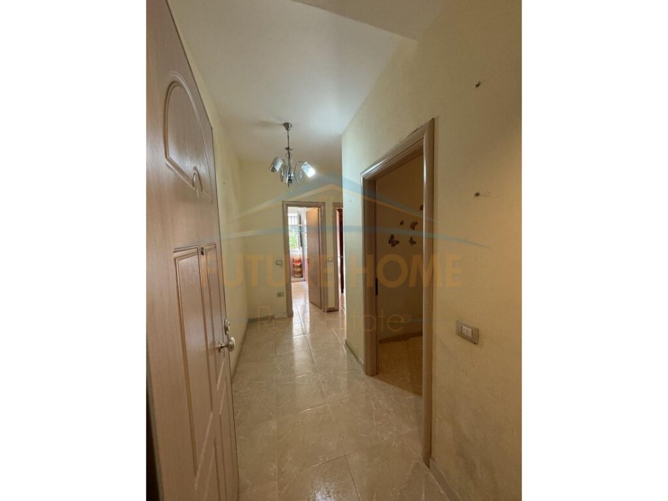 Tirane, jepet me qera apartament 2+1 , 100 m² 420 € (FRESKU)