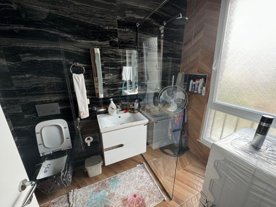 Tirane, shitet apartament 2+1 Kati 3, 98 m² 155.000 € (5 maji)
