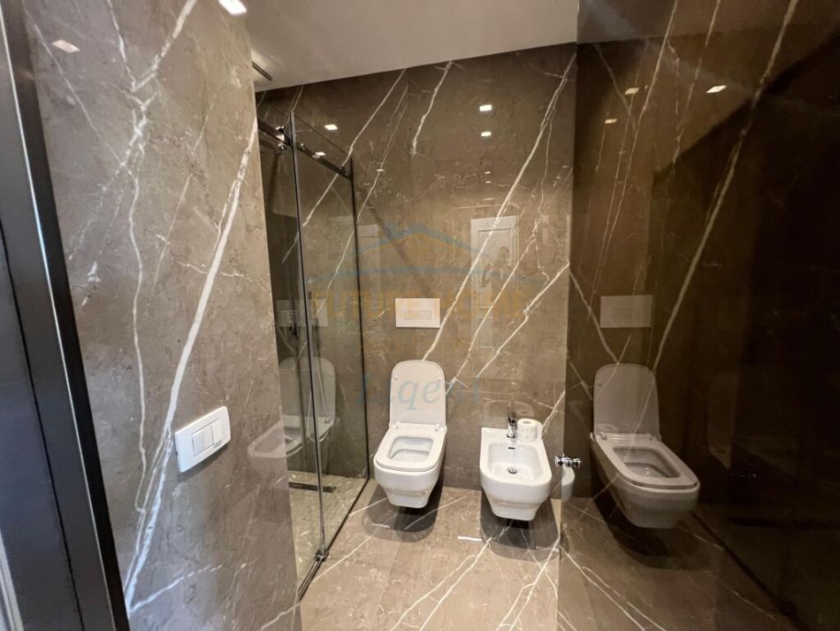 Tirane, jepet me qera apartament 2+1+Ballkon Kati 11, 137 m² 2.500 € (Bllok)