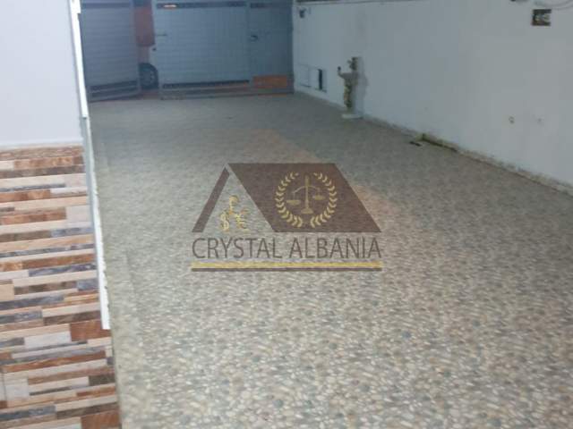 Tirane, jepet me qera apartament 2+1 Kati 1, 300 Euro