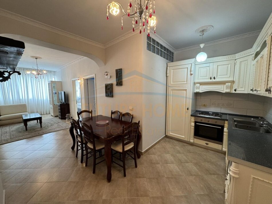 Tirane, jepet me qera apartament 2+1+Ballkon Kati 2, 100 m² 600 € (Komuna e Parisit)