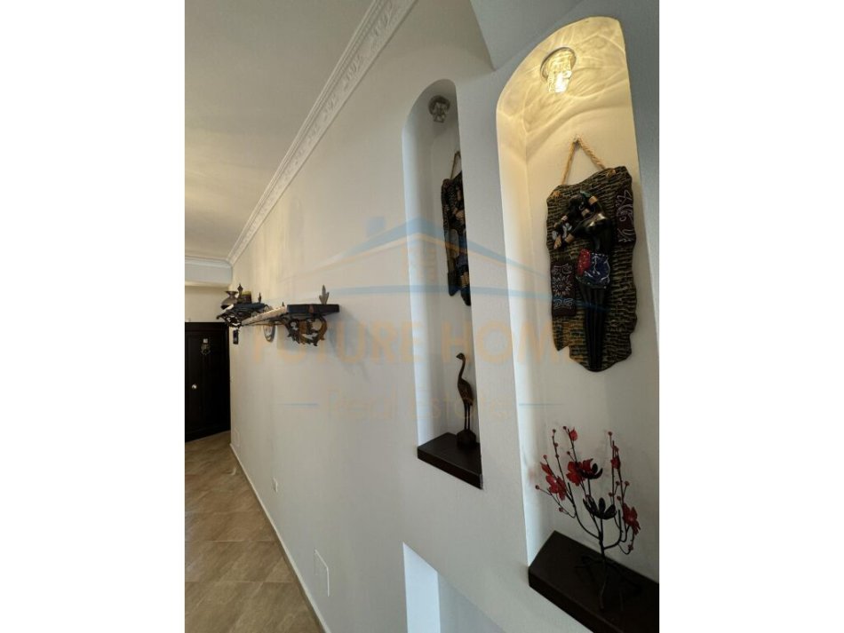 Tirane, jepet me qera apartament 2+1+Ballkon Kati 2, 100 m² 600 € (Komuna e Parisit)