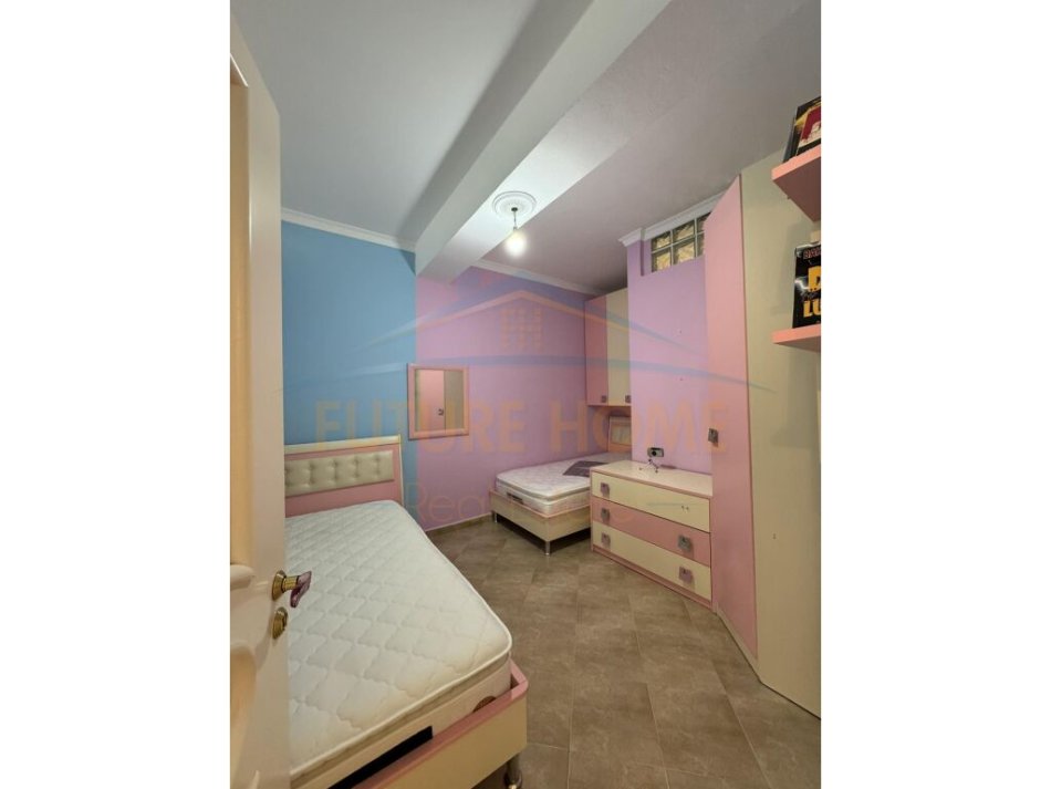 Tirane, jepet me qera apartament 2+1+Ballkon Kati 2, 100 m² 600 € (Komuna e Parisit)