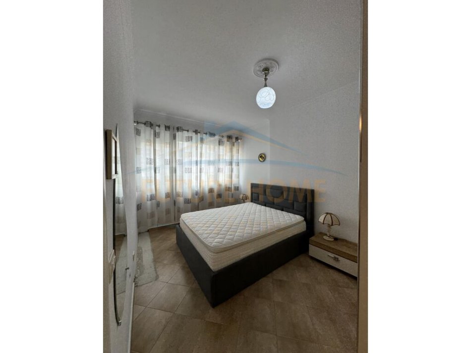 Tirane, jepet me qera apartament 2+1+Ballkon Kati 2, 100 m² 600 € (Komuna e Parisit)