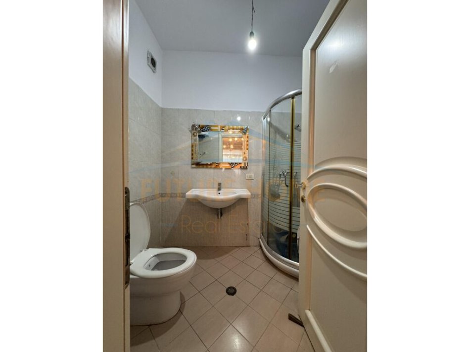 Tirane, jepet me qera apartament 2+1+Ballkon Kati 2, 100 m² 600 € (Komuna e Parisit)