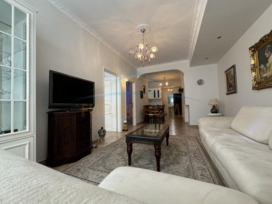 Tirane, jepet me qera apartament 2+1+Ballkon Kati 2, 100 m² 600 € (Komuna e Parisit)