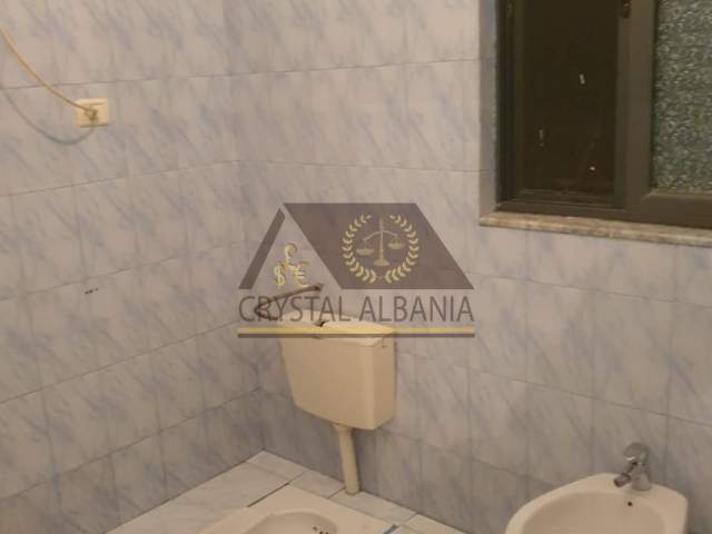 Tirane, jepet me qera apartament 2+1 Kati 1, 300 Euro