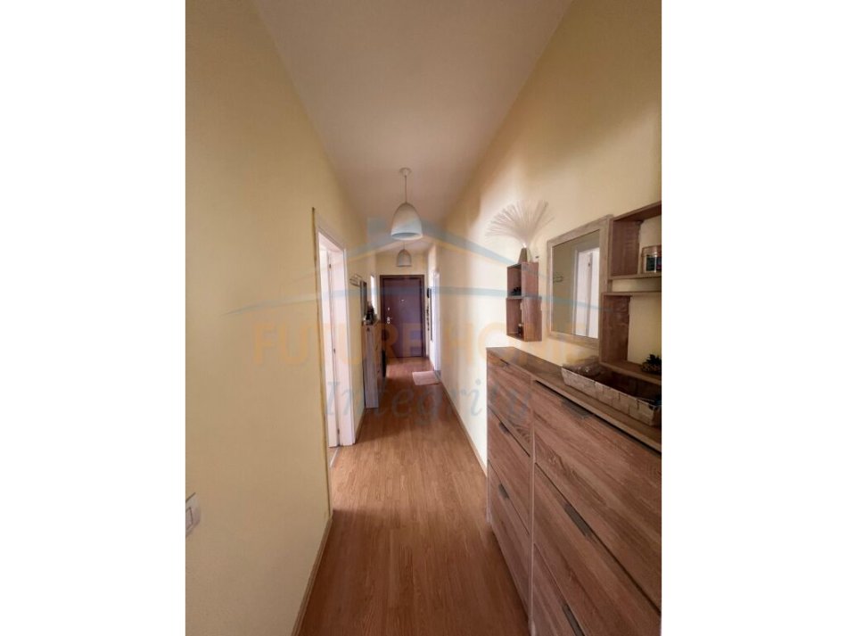 shitet apartament 2+1+Ballkon Kati 4, 95 m² 170.000 € (Rruga e Kavajes)