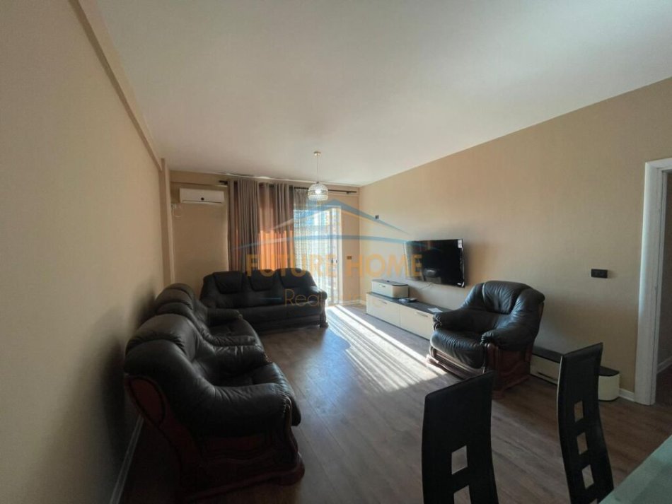 Tirane, jepet me qera apartament 2+1+Ballkon , 83 m² 450 € (UNAZA E RE)