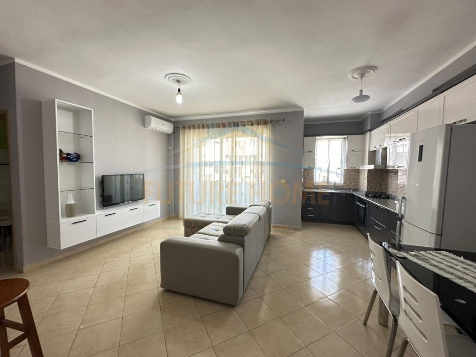 Tirane, jepet me qera apartament 2+1+Ballkon Kati 6, 95 m² 500 € (UNAZA E RE)