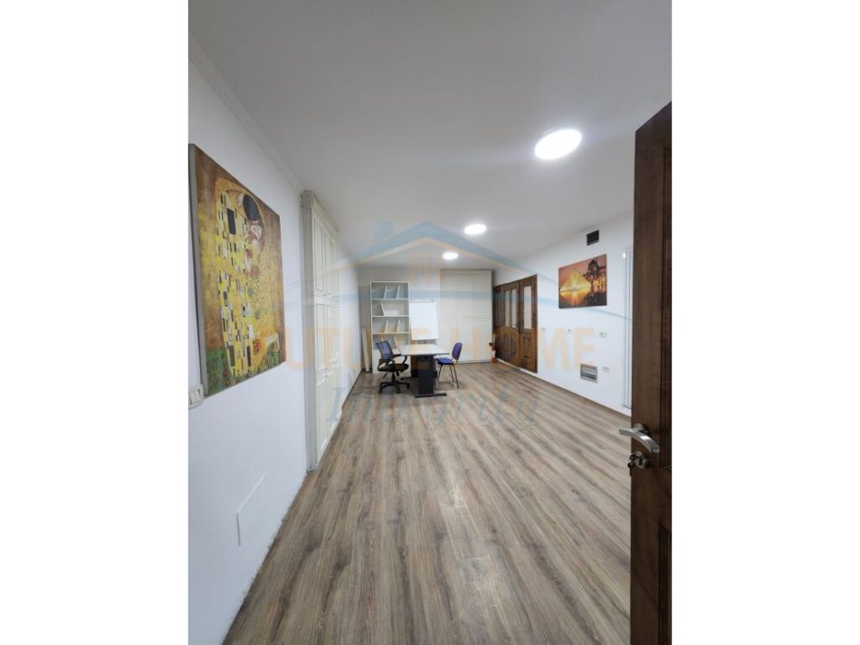 Tirane, jepet me qera ambjent biznesi Kati 1, 289 m² 3.000 € (Petro Nini Luarasi)