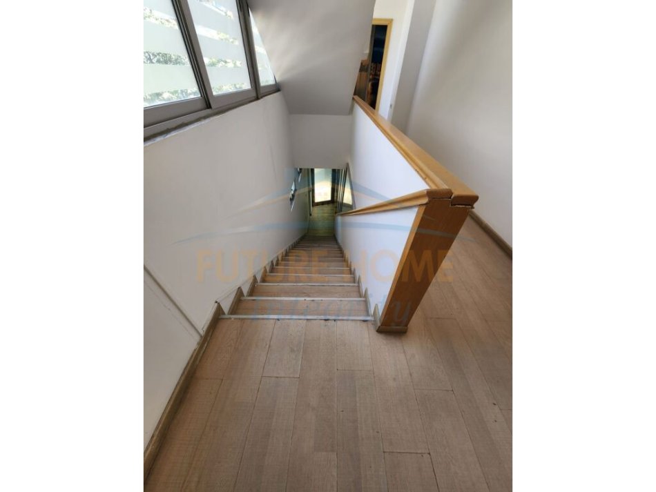 Tirane, jepet me qera ambjent biznesi Kati 2, 289 m² 2500 € neto (Rruga Petro Nini Luarasi)