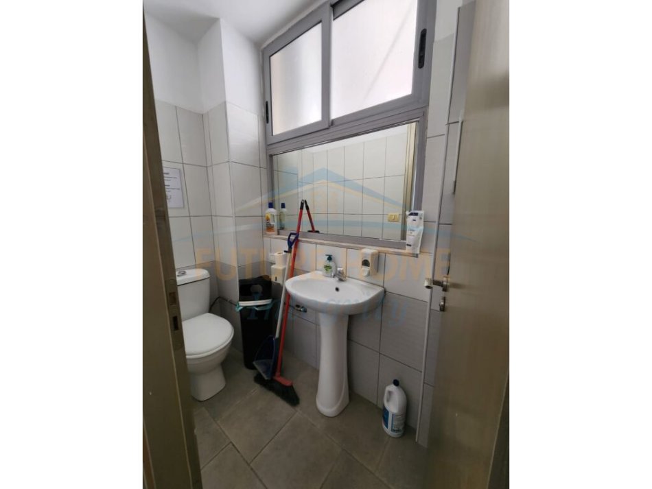 Tirane, jepet me qera ambjent biznesi Kati 2, 289 m² 2500 € neto (Rruga Petro Nini Luarasi)