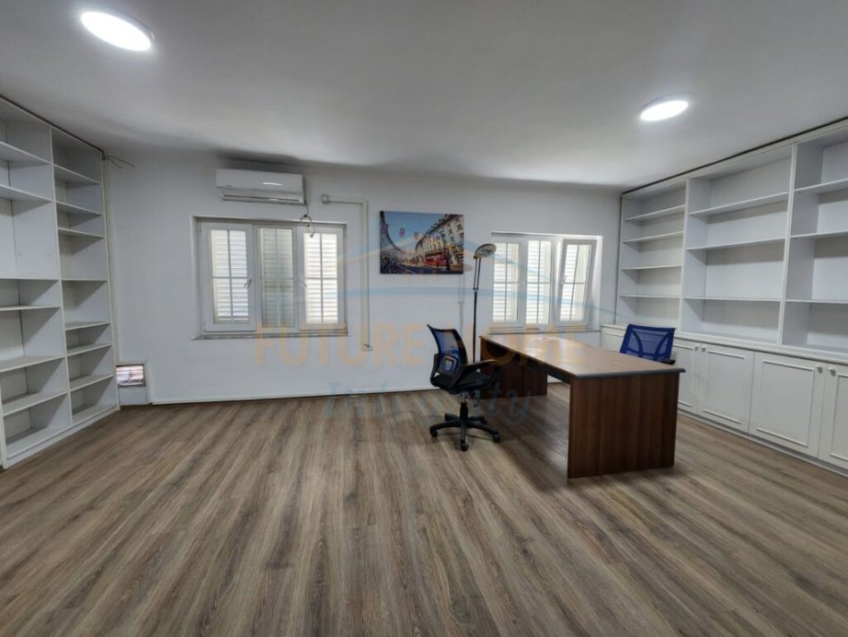 Tirane, jepet me qera ambjent biznesi Kati 1, 289 m² 3.000 € (Petro Nini Luarasi)