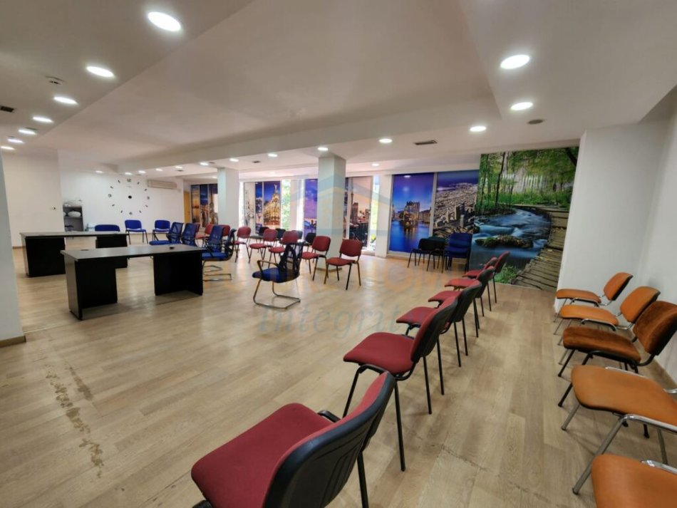 Tirane, jepet me qera ambjent biznesi Kati 1, 289 m² 3.000 € (Petro Nini Luarasi)