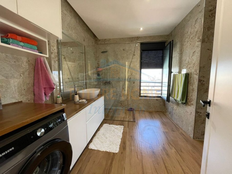 Tirane, shitet apartament 2+1+Ballkon Kati 6, 116 m² 300.000 € (Pazari i ri)