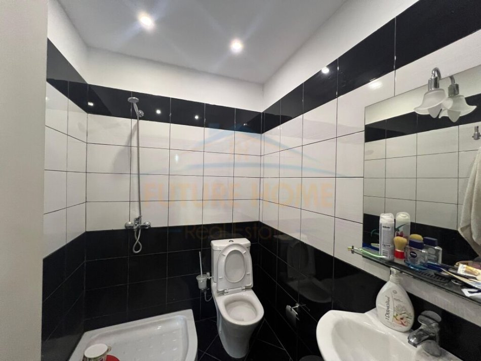 Tirane, jepet me qera apartament 2+1 Kati 2, 100 m² 700 € (Rruga Panorama)