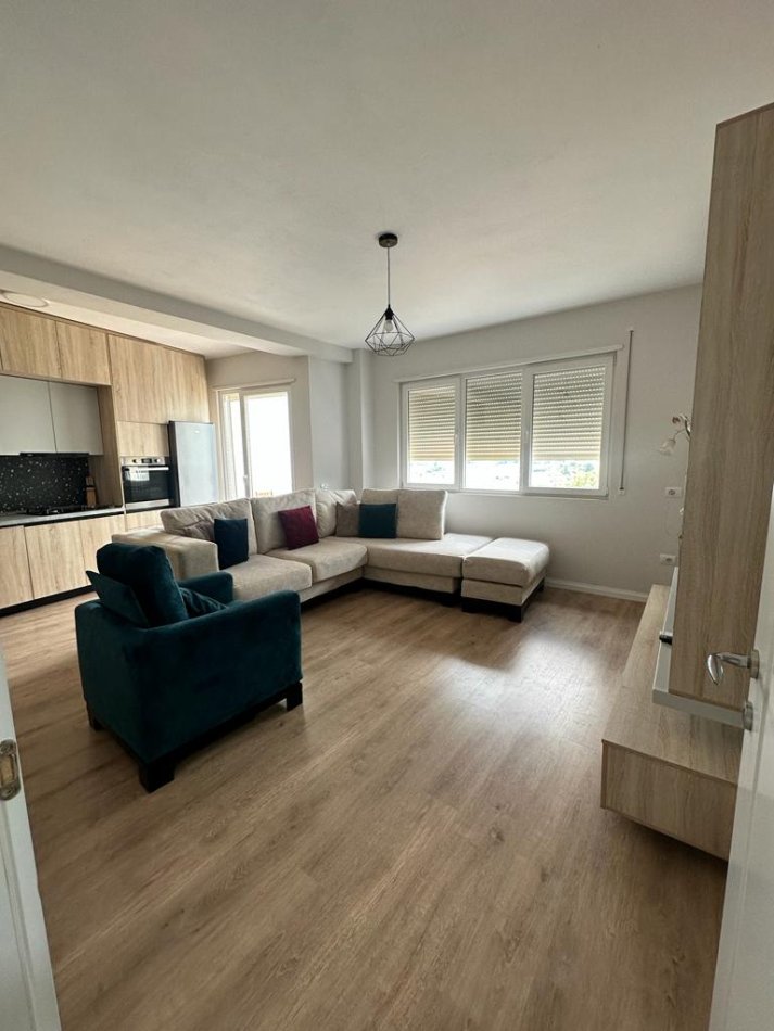 Tirane, jepet me qera apartament 2+1+Ballkon Kati 4, 100 m² 550 € (Liqeni i Thate)
