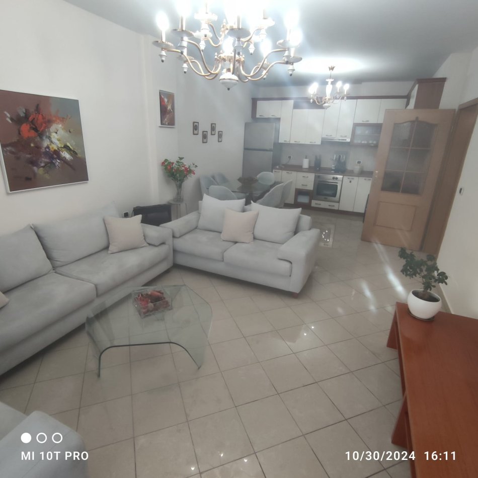 Tirane, jepet me qera apartament 2+1 Kati 10, 1.000 € (Ish Blloku)