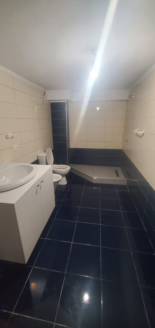 Tirane, jepet me qera apartament duplex 2+1 Kati 2, 145 m² 600 Euro (Misto Mame)