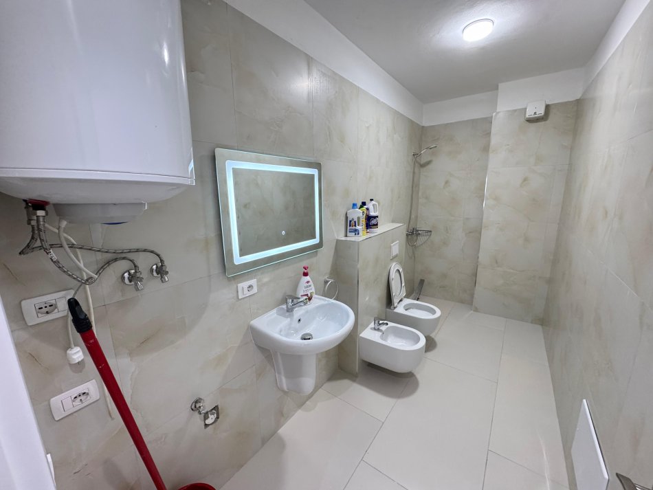 Tirane, jepet me qera apartament 2+1+Ballkon Kati 1, 170 m² 1.000 € (kodra e diellit)