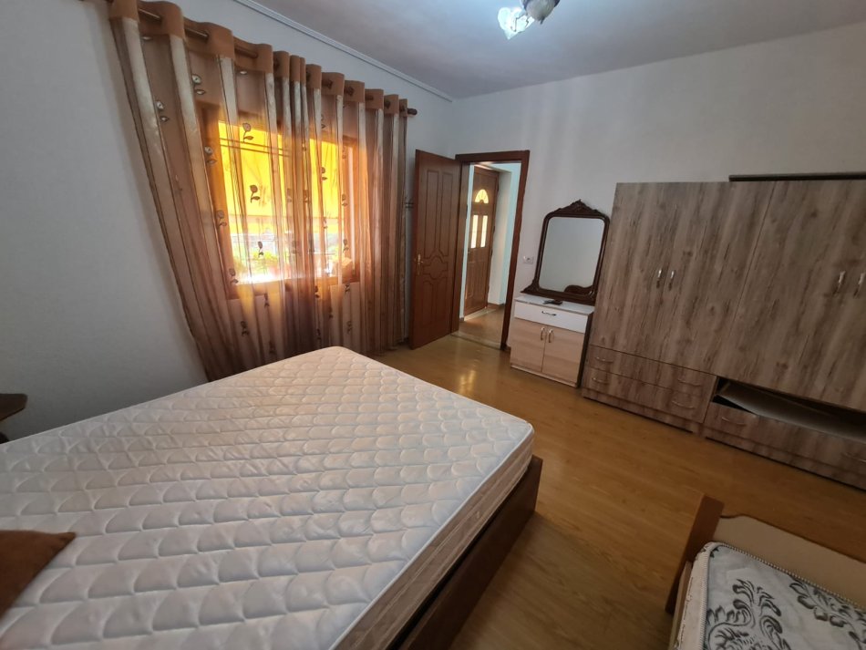 Tirane, jepet me qera apartament 1+1 Kati 2, 65 m² 390 € (QSUT)