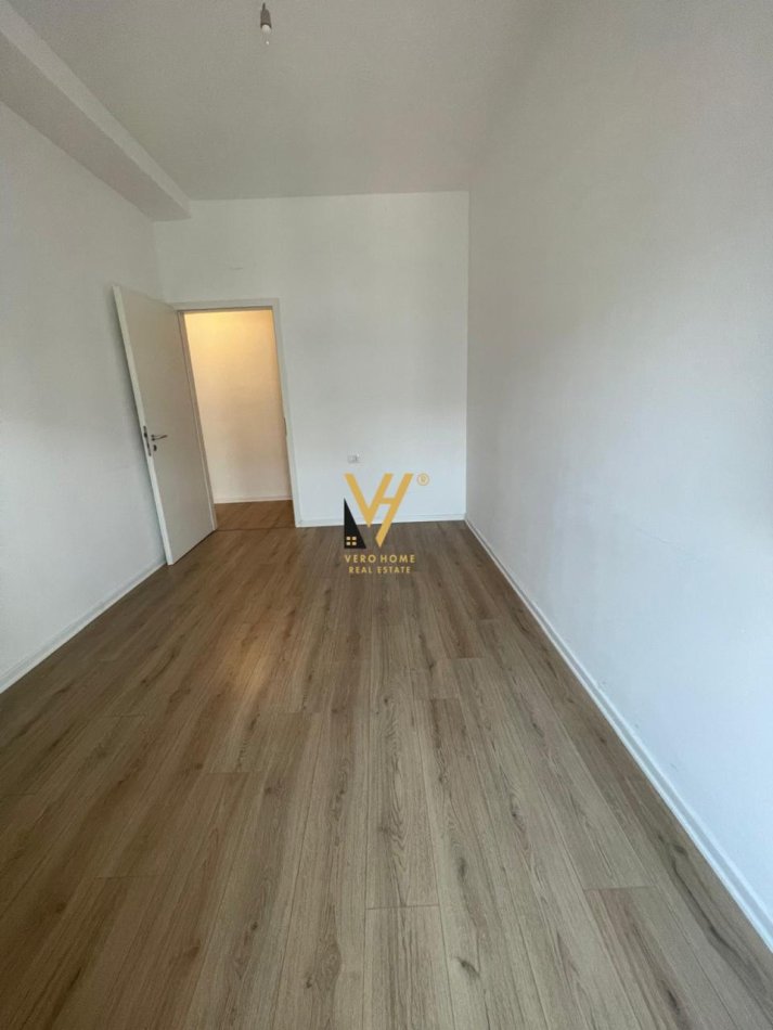 Tirane, jepet me qera zyre Kati 10, 115 m² 600 € (21 DHJETORI , KOMPLEKSI KONTAKT)