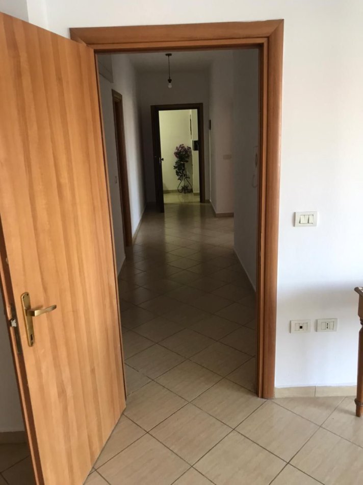 Tirane, jepet me qera apartament 2+1 Kati 3, 92 m² 600 € (Komuna e Parisit)
