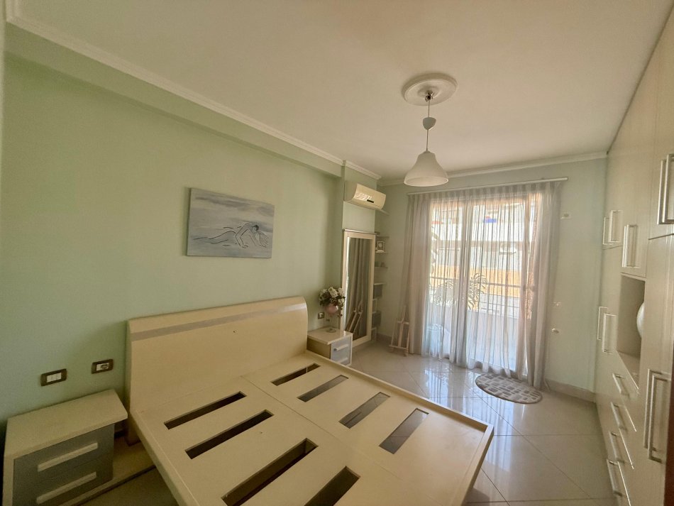 Tirane, jepet me qera apartament 3+1+Ballkon Kati 8, 115 m² 600 € (astir)