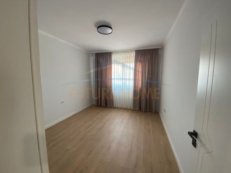 Tirane, jepet me qera zyre Kati 8, 155 m² 1.200 € (Rruga e Durresit)