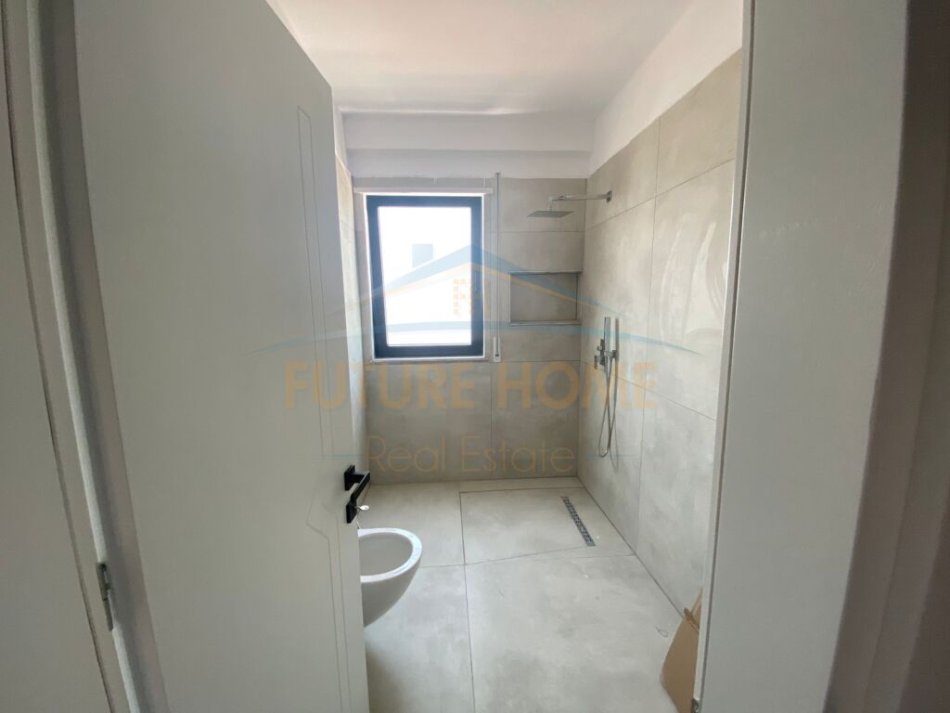 Tirane, jepet me qera zyre Kati 8, 155 m² 1.200 € (Rruga e Durresit)