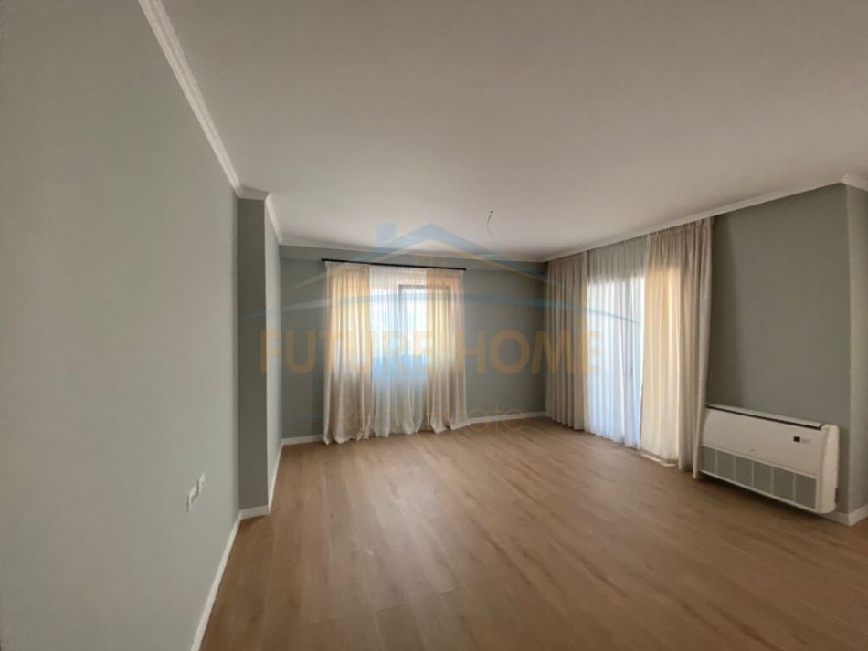 Tirane, jepet me qera zyre Kati 8, 155 m² 1.200 € (Rruga e Durresit)