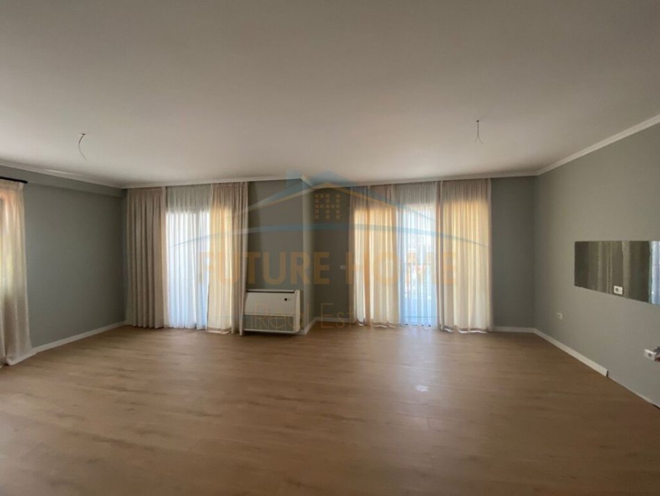 Tirane, jepet me qera zyre Kati 8, 155 m² 1.200 € (Rruga e Durresit)