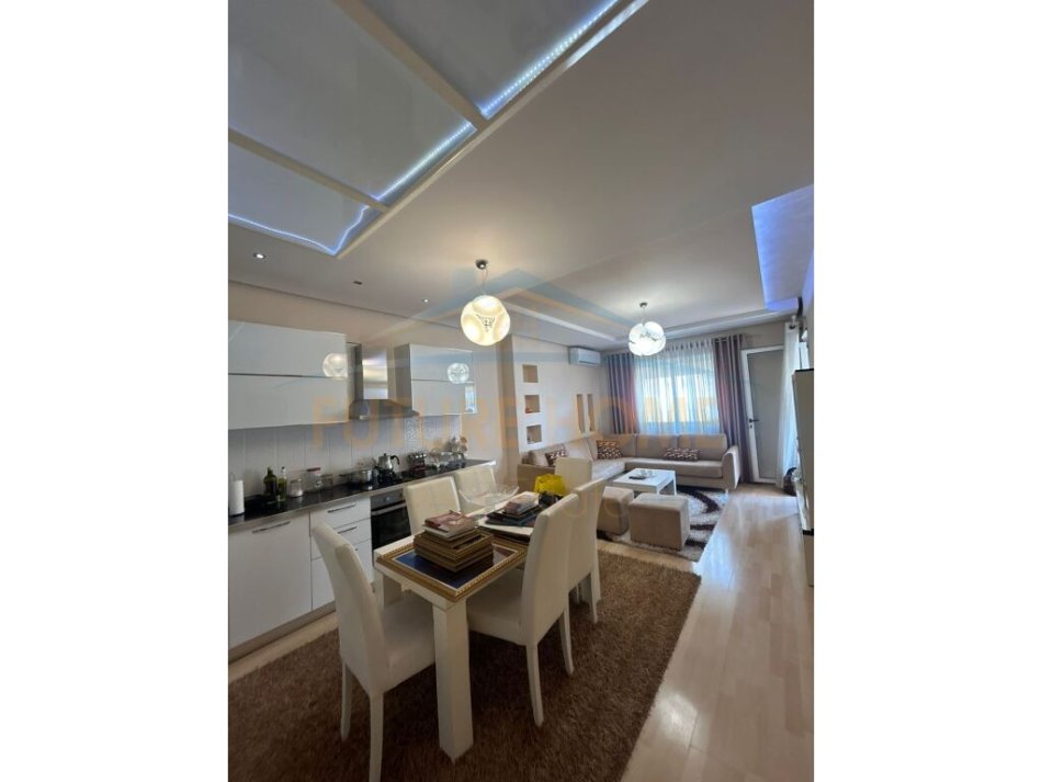Tirane, jepet me qera apartament 2+1+Ballkon Kati 2, 104 m² 400 € (FRESK)