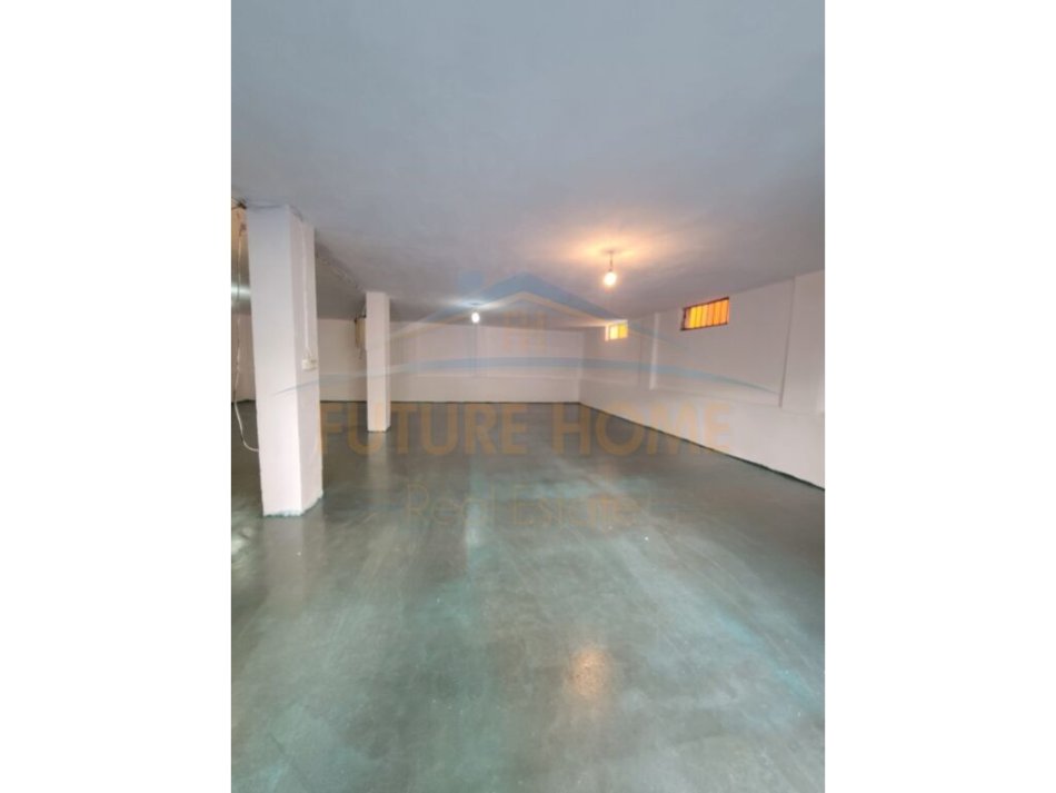 Tirane, jepet me qera ambjent biznesi Kati 0, 122 m² 500 € (Porcelan)